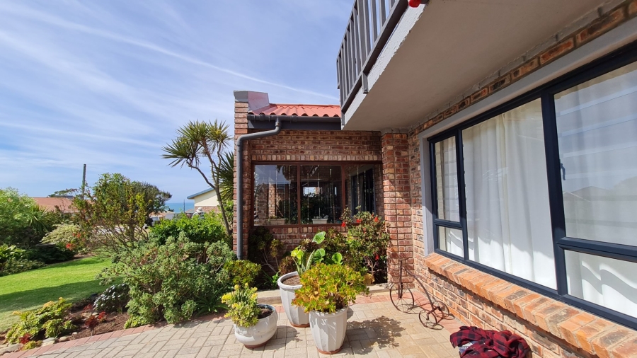4 Bedroom Property for Sale in Boggomsbaai Western Cape
